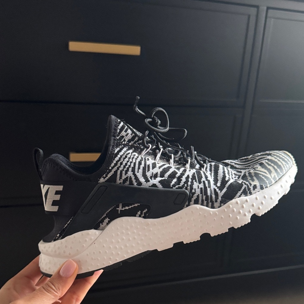Nike Monochrome Patterned Sneakers